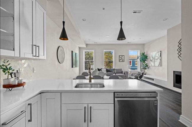 Beautiful 2 bed 2 bath plus den- Parking!!... - Beautiful 2 bed 2 bath plus den- Parking!!... House