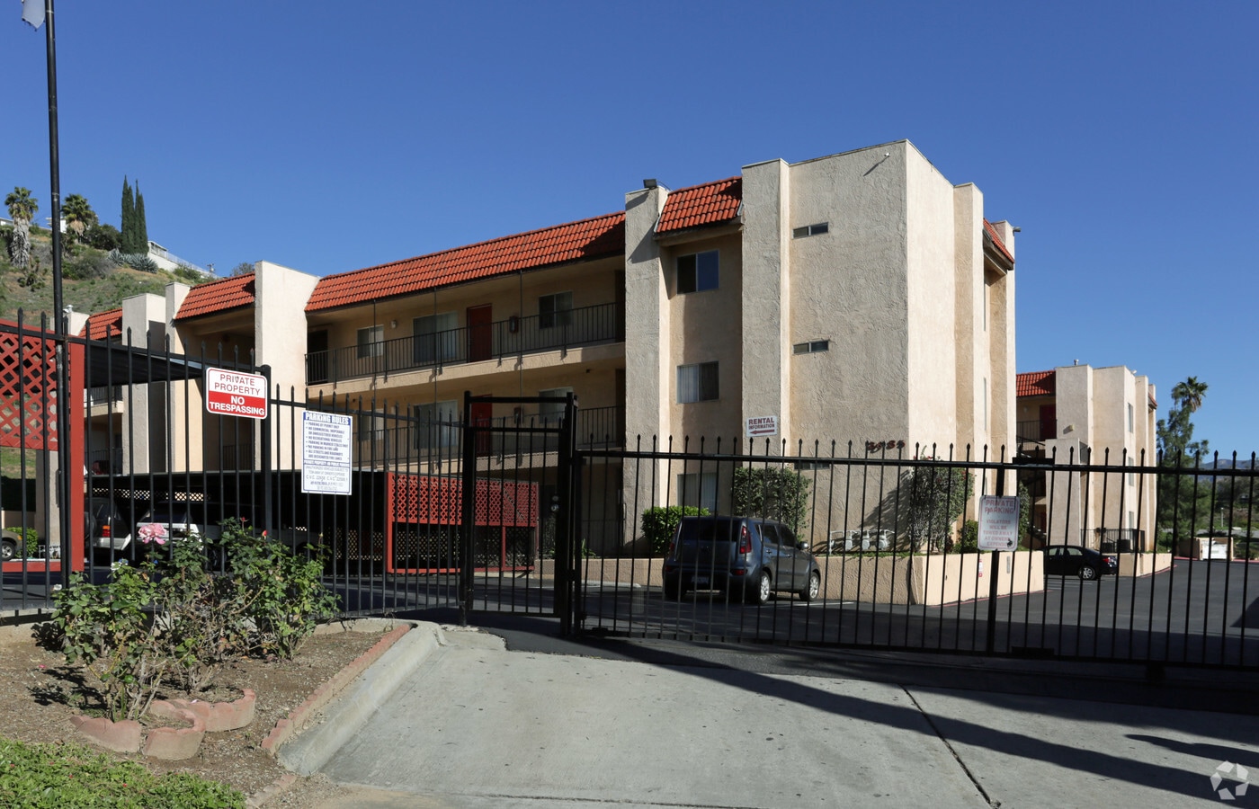 Palm Circle Apartments - Palm Circle Apartments