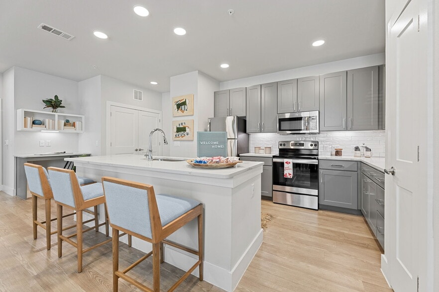 1BD, 1BA - 824SF - Kitchen