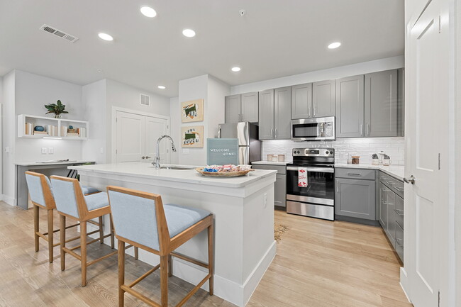1BD, 1BA - 824SF - Kitchen