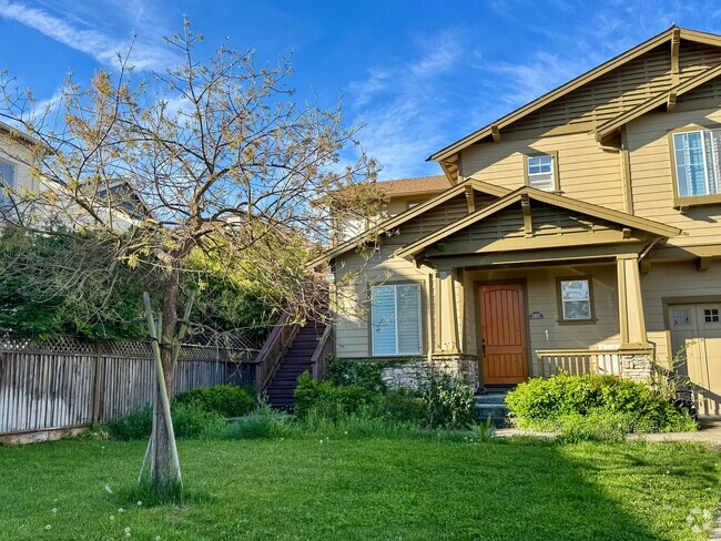 Building Photo - Bright Upstairs Studio with AC! Rental