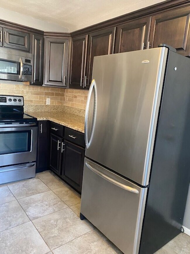 Photo - $1,250 For Lease-1 Bedroom-1 Bath Apt in Triplex With Private Yard-Washer & Dryer in Phoenix 85008 ! Unit 49th2532-1