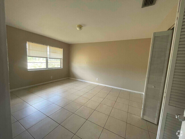 Building Photo - 1570 E Breezy Ln Unit A Rental