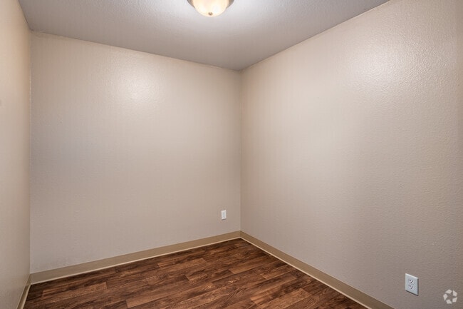 1BR, 1BA - 768SF - Den - City Views