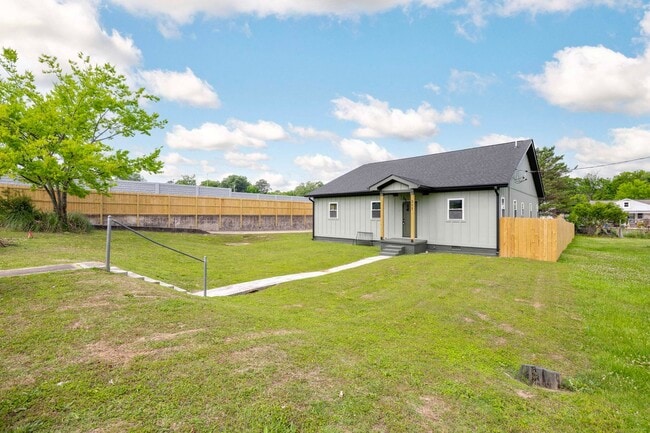 317 S Howell Ave