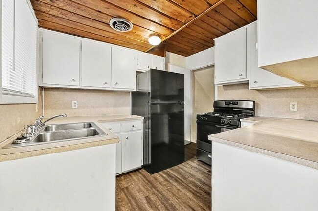 Photo - 1300 Northfield Ave NE