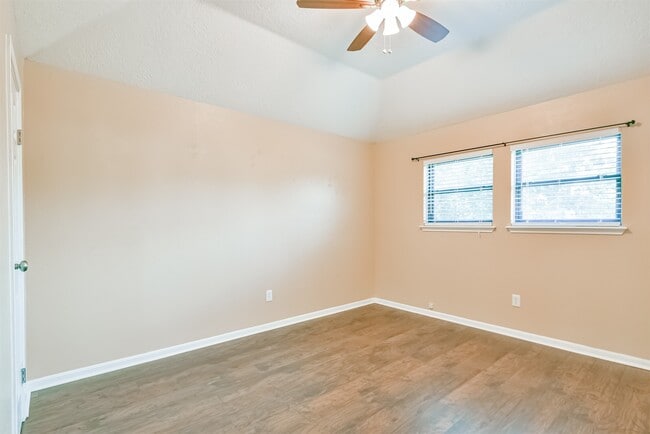 Building Photo - 5821 Guadalupe Dr Rental