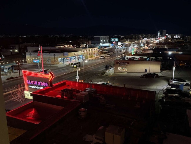 Building Photo - Perfect Nob Hill location! Incredible views!
