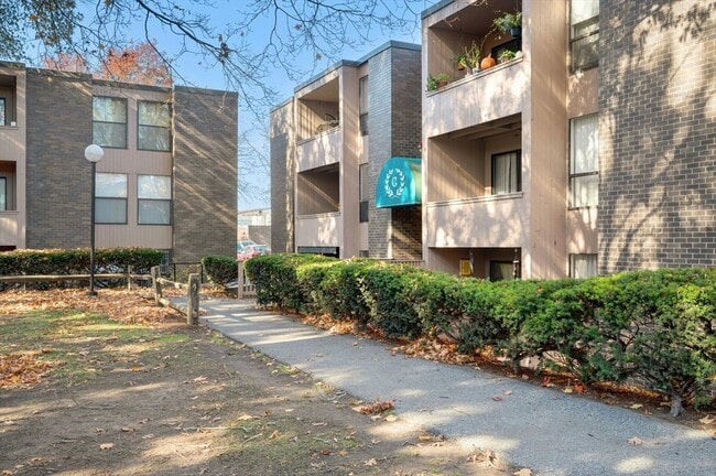 Photo - 10 Shrewsbury Green Dr Unidad J