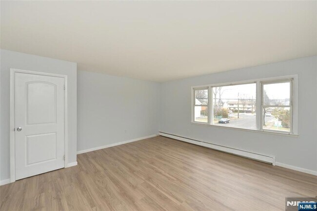 Photo - 421 Leonhardt Dr