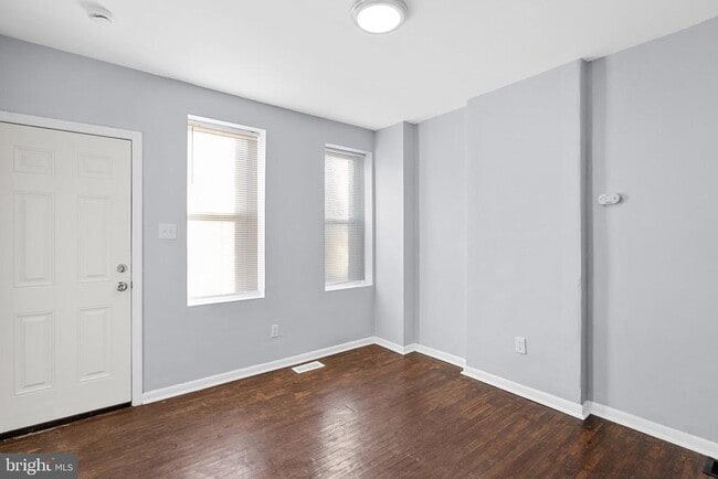 Photo - 707 Royden St