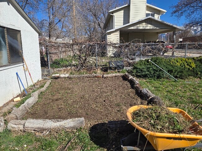 Photo - 745 Lennox St