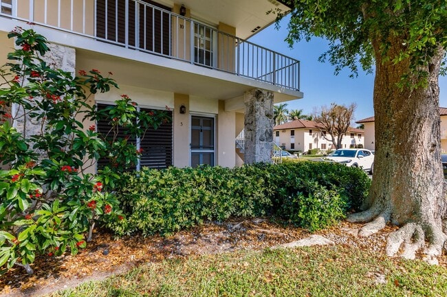 Building Photo - Furnished 2 Bedroom Condo-AVAILABLE NOW-Po...
