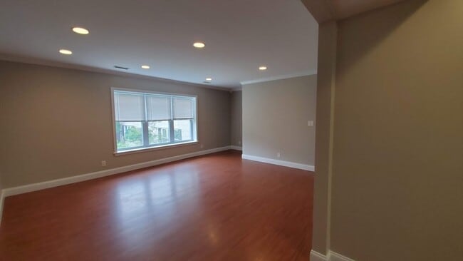 Building Photo - 148 Newton St Unit 3