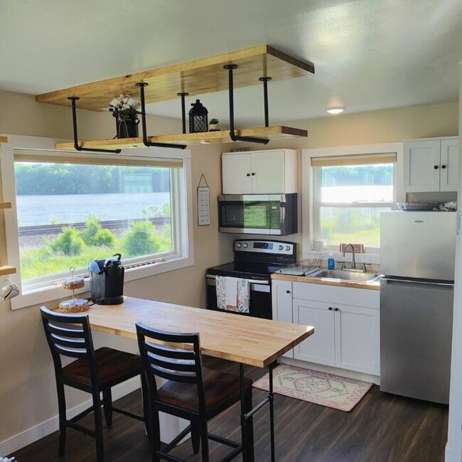 Kitchen - 615 S Main St Unidad SuiteA-RiverGalley