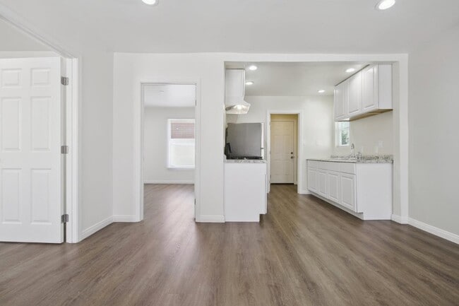 Photo - 366 E 55th St Rental