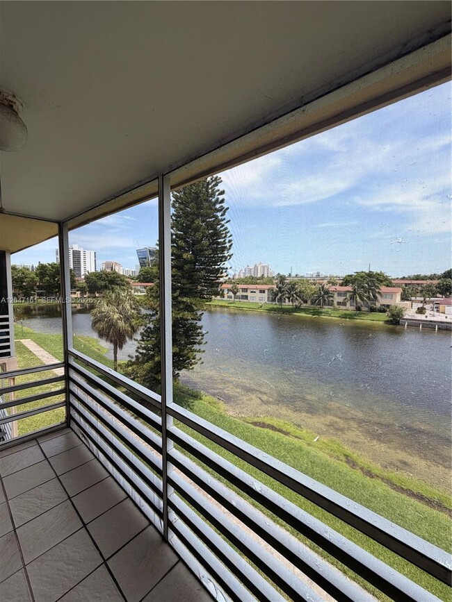 Photo - 2880 NE 203rd St Unidad 32