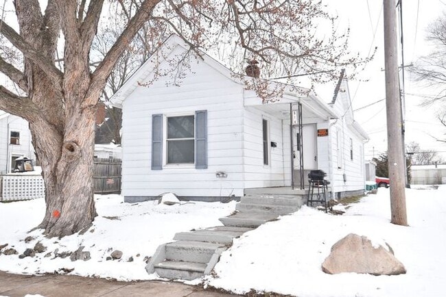 Building Photo - Mishawaka Near Parks and the Riverwalk 2 bedroom