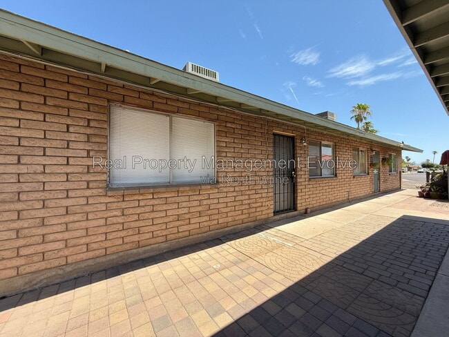 Photo - 1905 N Center St Unidad 1