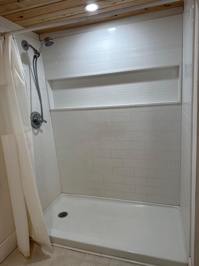 Photo - 605 NE 27th St