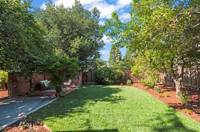 Photo - 1460 Latham St