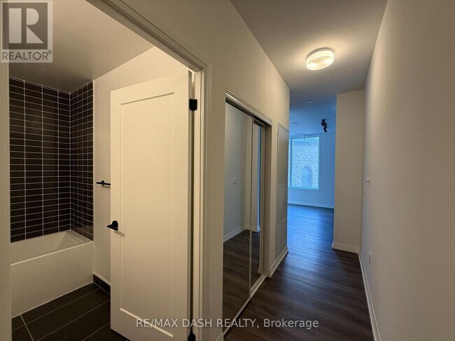 Photo - 280 Dundas St W Unit 401