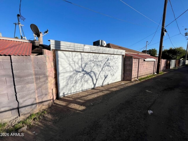 Photo - 1617 E Oak St