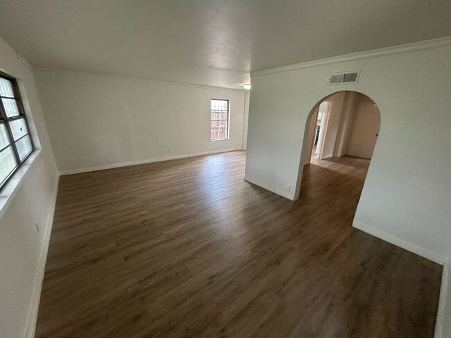Photo - 2129 E Illinois Ave