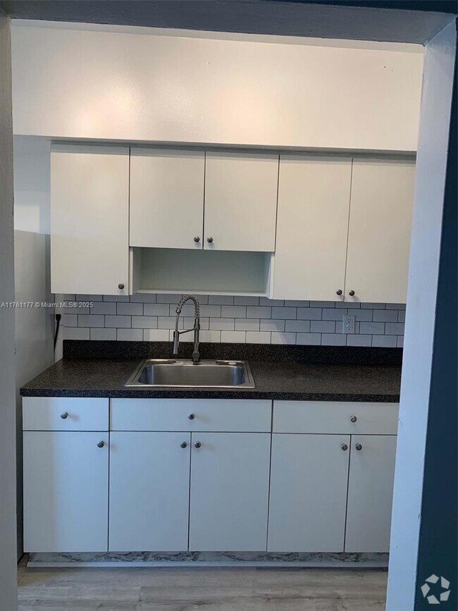 Building Photo - 1 bedroom in North Miami Beach FL 33162 Rental