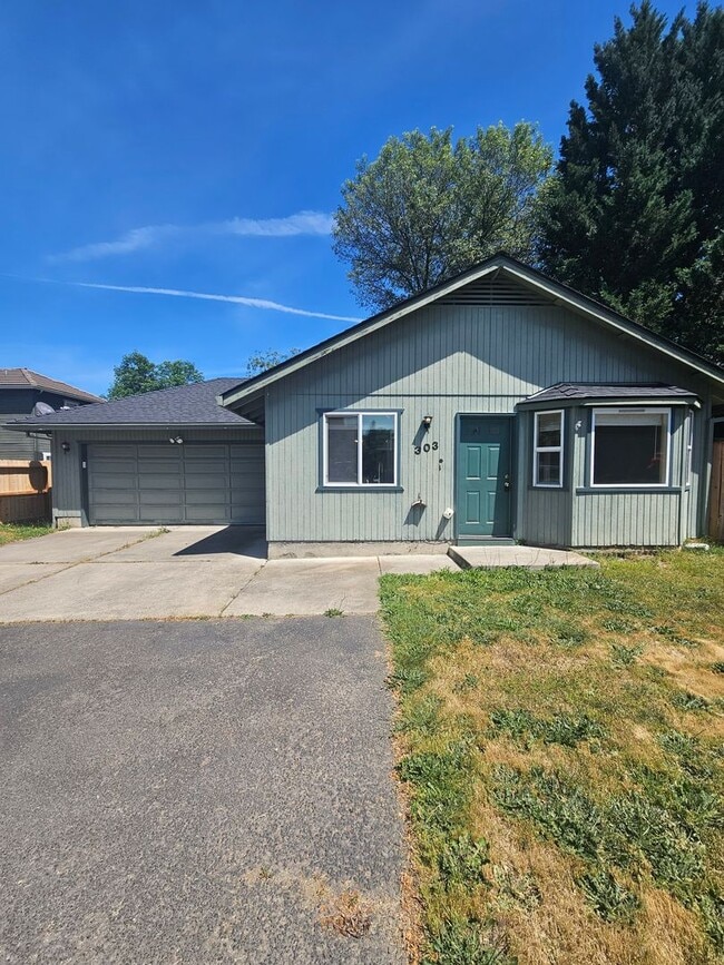 Building Photo - 3 Bedroom Home Near Schools!