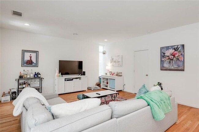 Photo - 712 E 45th St