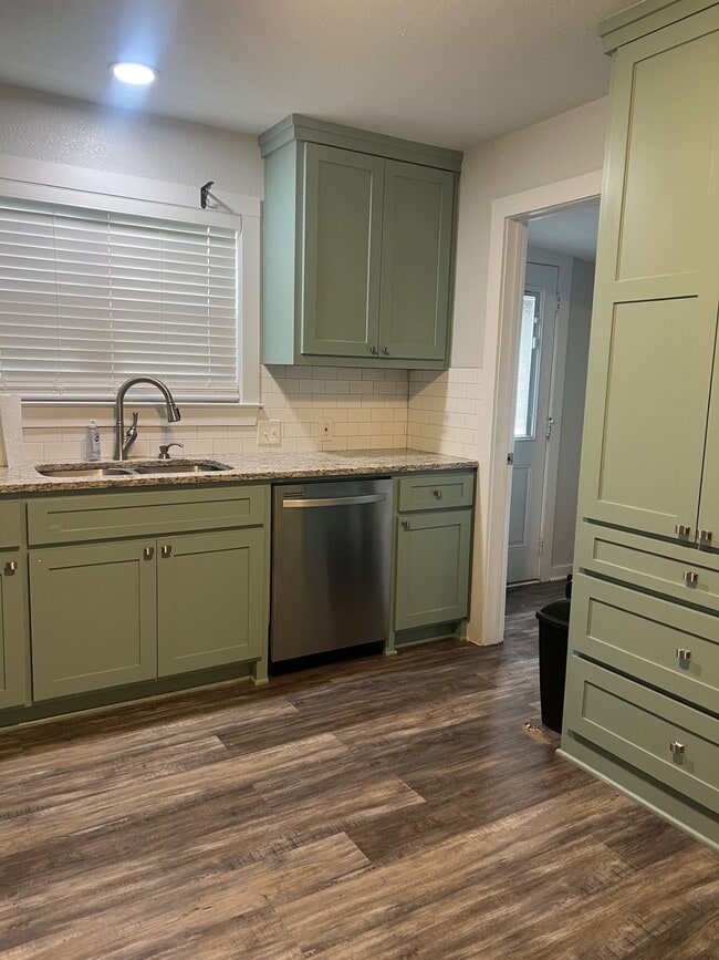 Photo - 557 E Elm St