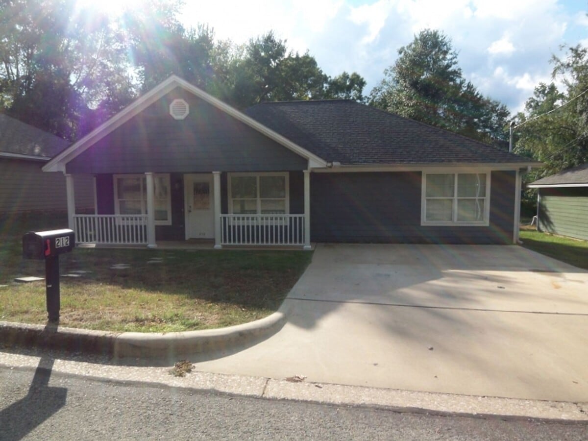 AVAILABLE FOR MAY MOVE IN! - AVAILABLE FOR MAY MOVE IN!