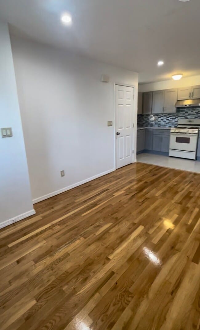 149-49 Ash Ave