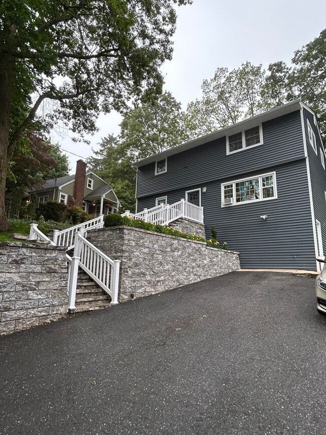 Building Photo - 13 Pauline Pl Unit B