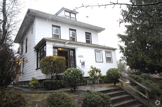 Photo - 17th Ave