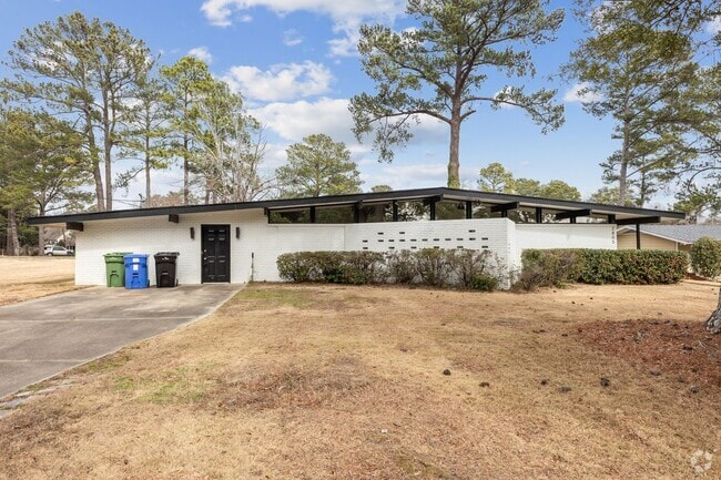 Building Photo - Charming Haven for Rent: Your Ideal Home A...