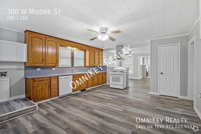 Building Photo - 300 W Moore St Rental