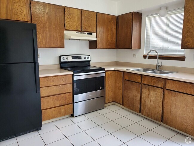 Building Photo - Townhome with 2 bedrooms, 1.5 bath - Avail...
