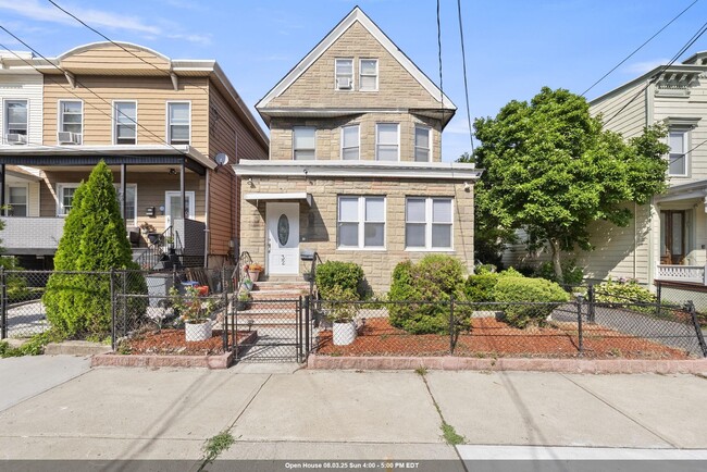 Building Photo - 32 Pearsall Ave Rental