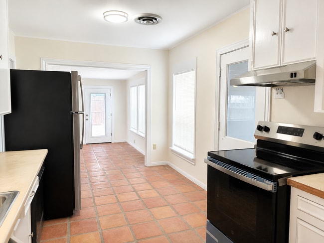 Photo - 2111 Live Oak St