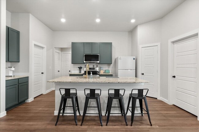 Photo - 2166 Langford Ave