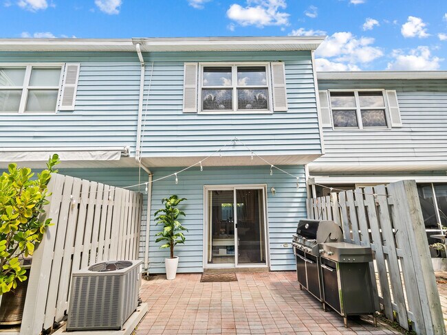 Photo - 1989 NE 15th Ave