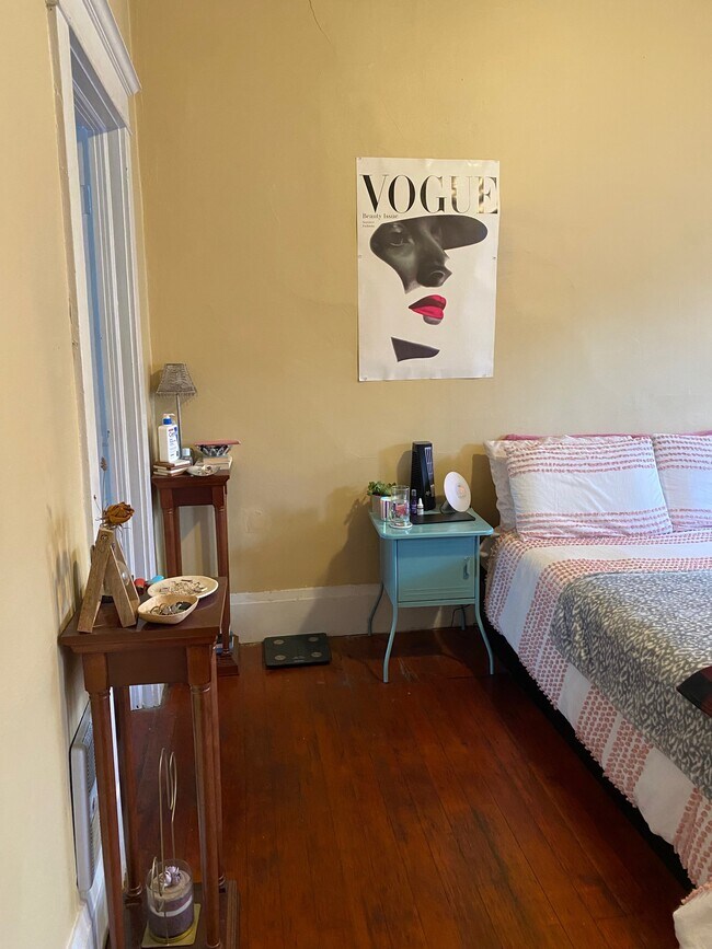 Entering the studion - 2718 Dana St Unit 2