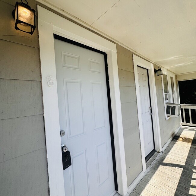 Building Photo - Cozy 1-Bed Haven with Elegant Hardwood Floors in Port Arthur! Unit A