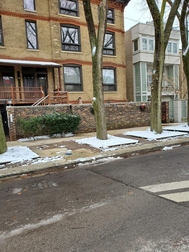 Building Photo - 2137 N Lakewood Ave Unit 3SR Rental