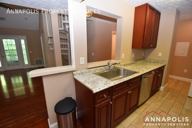 Photo - 2052 Quaker Way