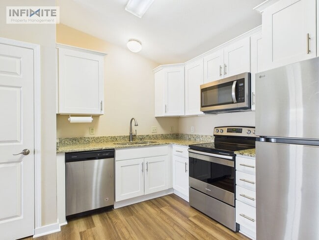Photo - Bright & Updated 2 Bedroom Condo with Mountain Views – Available Now!