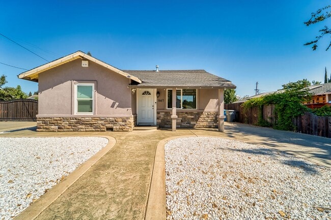 Building Photo - Beautiful 3 Bed / 2 Bath Home in  Yuba City