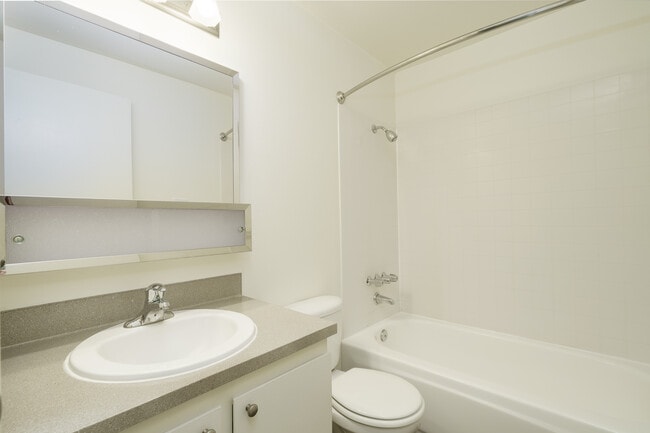2X1L-Bath - Lynnwood Garden Village Apartments
